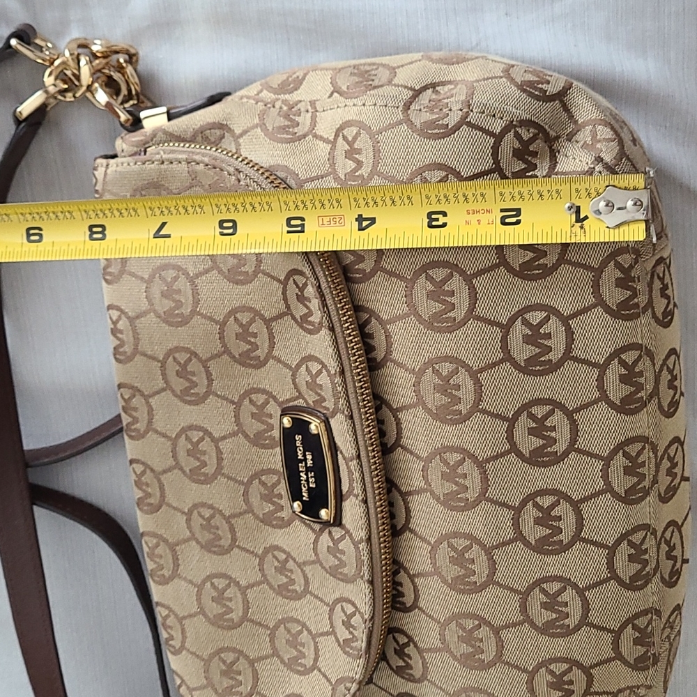 Authentic Michael kors cross body purse. - Picture 14 of 16